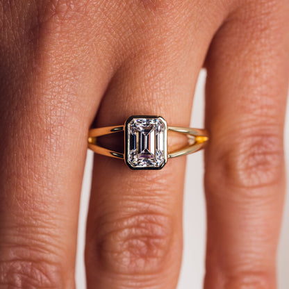 1.6 CT Emerald Solitaire & Split Shank Moissanite Engagement Ring